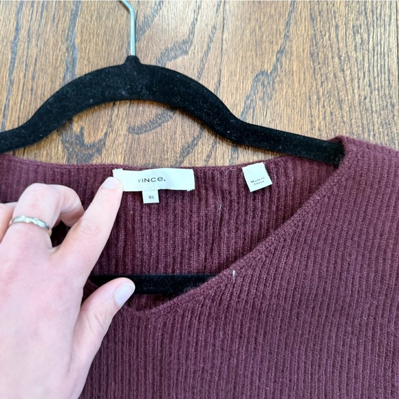 Vince Red Two-Toned V-Neck Sweaters Wool Cashmere Blend  XS 1592 - Picture 3 of 9